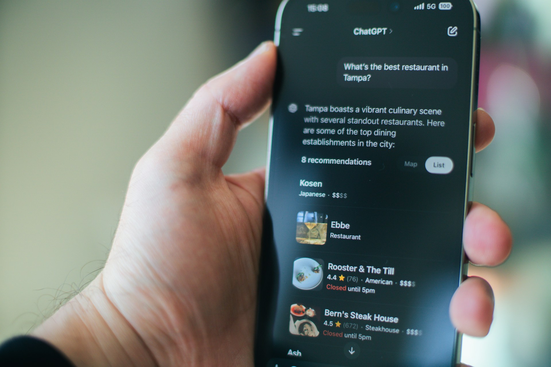 KI-Modelle als neue Ebene öffentlicher Informationen Smartphone mit geöffneter ChatGPT-App und einer Benutzerfrage-Antwort
