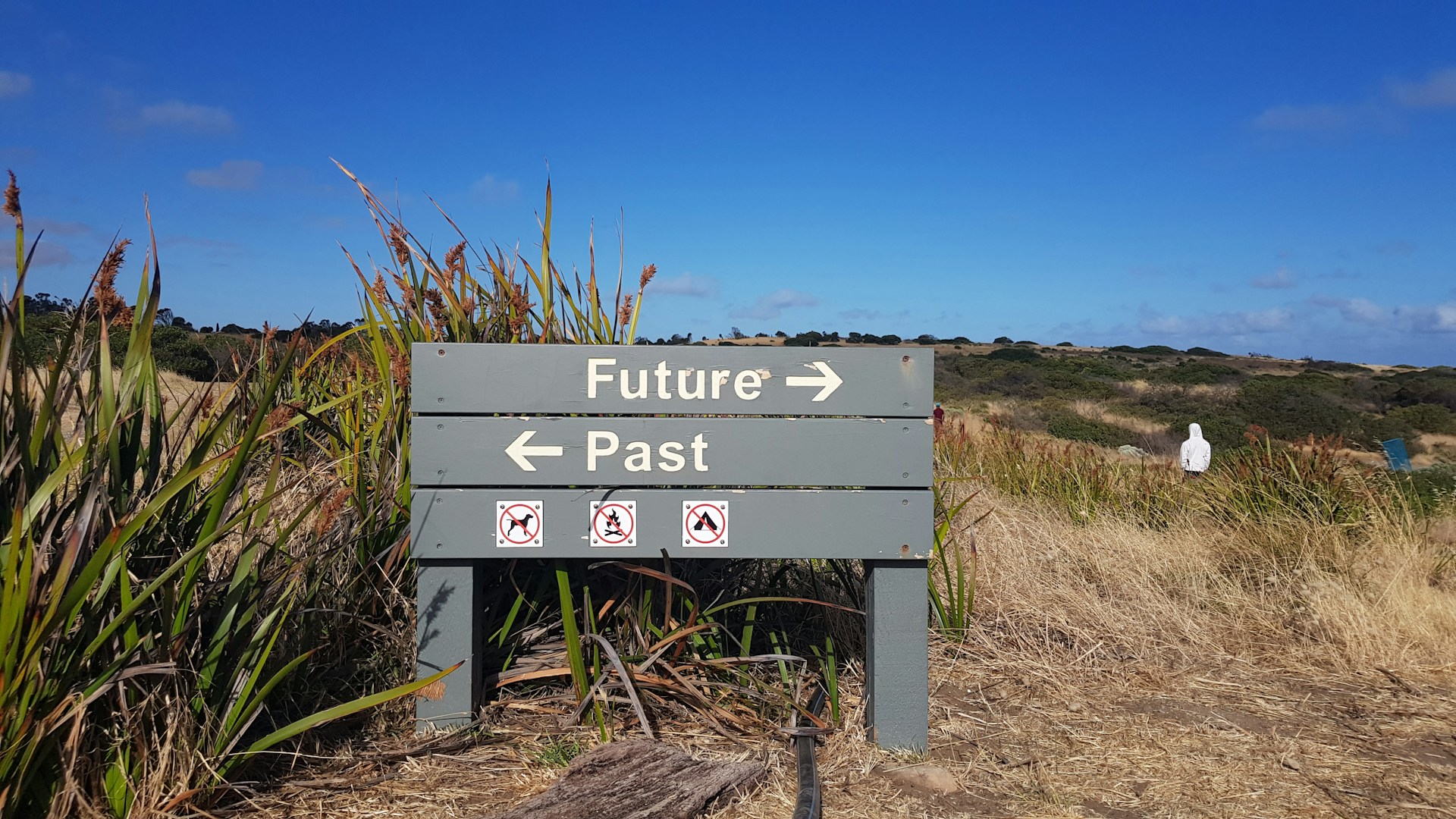 **SEO-Titel:** KI-Zitationen und Einfluss: Was prägt generative Antworten „Zukunft“ und „Vergangenheit“-Schild auf Granite Island, Südaustralien, das veranschaulicht, wie die KI-Suche Informationen und Empfehlungen prägt.