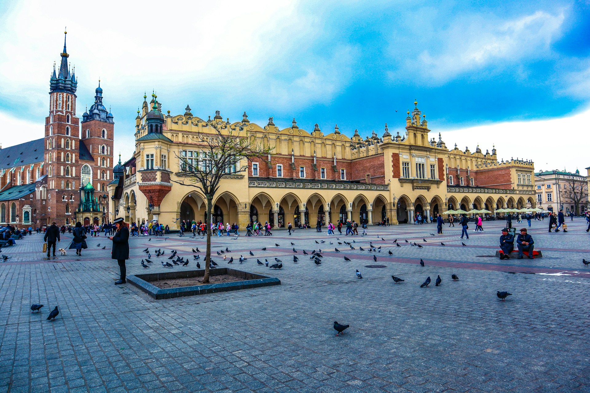 Kraków als Beispiel für lokale Wahlen im Zeitalter der KI Hauptmarkt in Kraków mit der Tuchhalle und der Basilika St. Maria