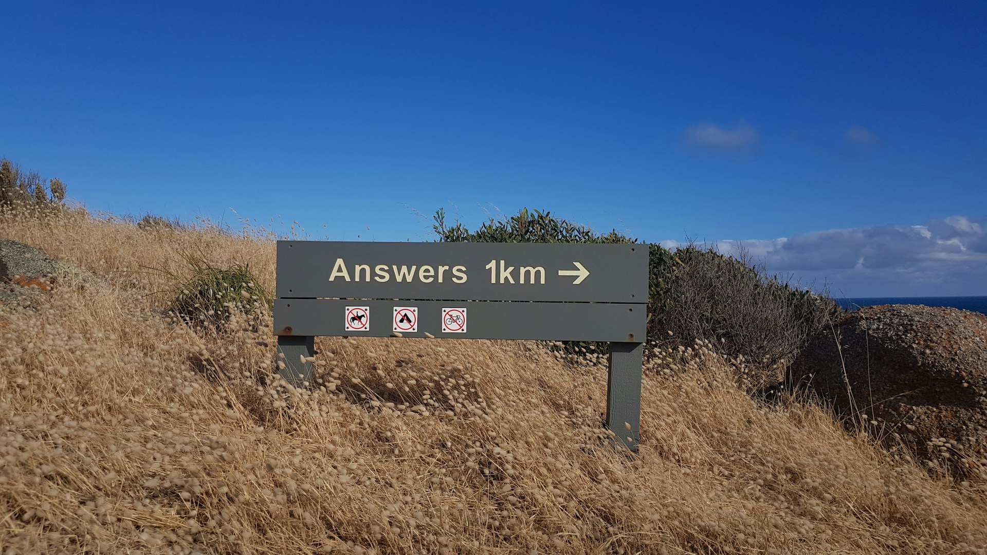 „Antworten 1 km“-Schild auf Granite Island, Südaustralien, das die Suche nach zuverlässigen Antworten in der KI-Suche veranschaulicht.