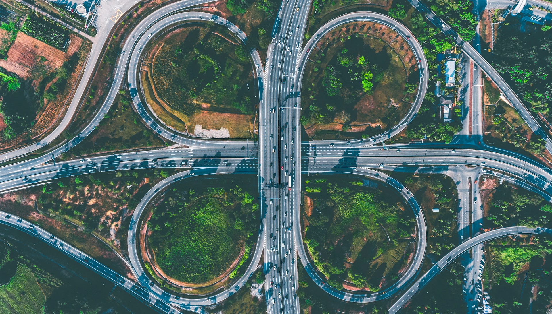 Semantische Infrastruktur und KI-Suchpfade Luftaufnahme eines komplexen Autobahnkreuzes, das als visuelle Metapher für semantische Infrastruktur, Informationsflüsse und KI-Suchpfade verwendet wird.