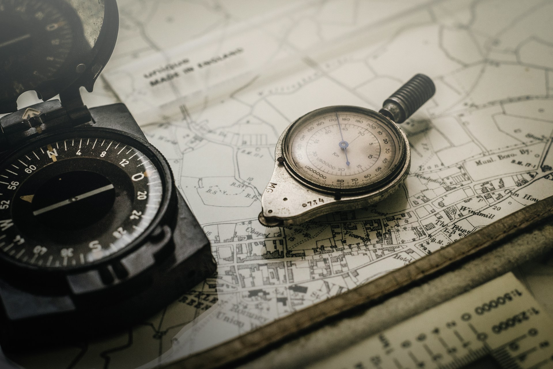 Mapping von Keywords zu Entitäten für Suchabsichten Kompass und Messwerkzeug auf einer Karte, das den Prozess der Verbindung von Keywords, Entitäten und Suchabsichten veranschaulicht