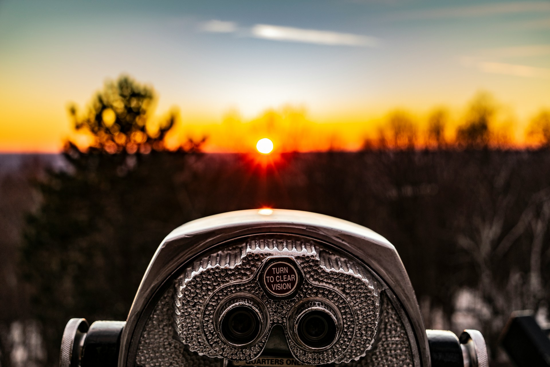 Fernglas, das auf einen Sonnenaufgang gerichtet ist, symbolisiert die Überwachung der Marken-Sichtbarkeit in der KI-Suche.
