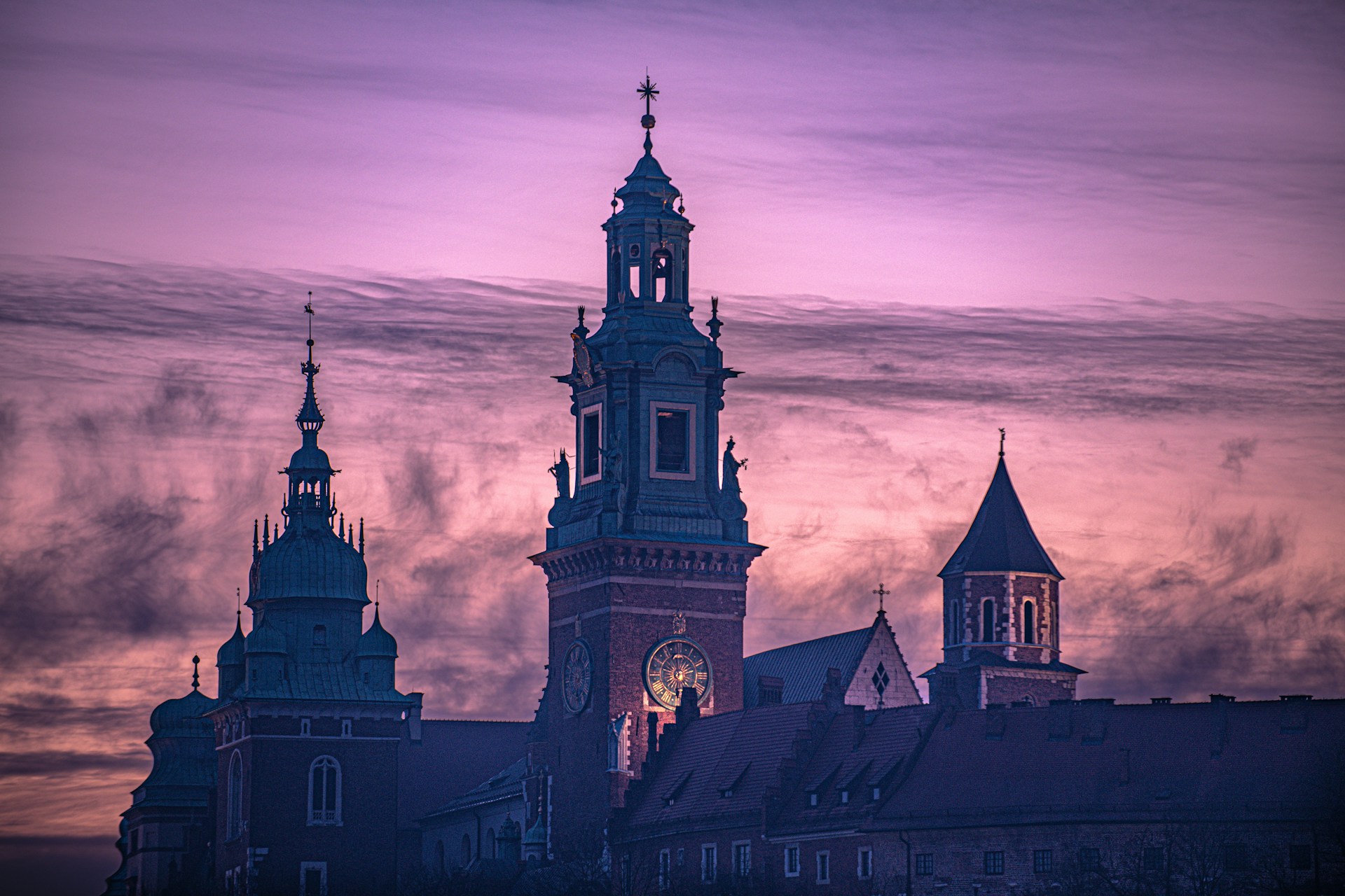 KI und lokale Wahlen in Kraków Wawel-Schloss in Kraków bei Dämmerung, illustriert den Artikel über KI und lokale Wahlen
